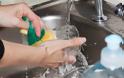 Πλένεις τα πιάτα στο χέρι; Αυτό το κόλπο θα σου λύσει τα χέρια!