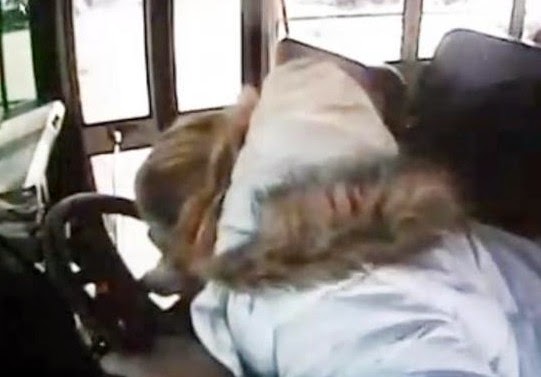 Γυναίκα έσωσε λιπόθυμο οδηγό λεωφορείου σκαρφαλώνοντας από το παράθυρο! - Φωτογραφία 1