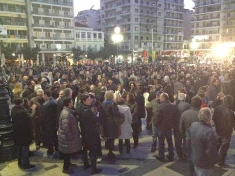 Πάτρα: Μεγάλη συγκέντρωση στην Πλατεία Γεωργίου παρά το τσουχτερό κρύο - Συμπαράσταση στην Κυβέρνηση - Δείτε φωτο - Φωτογραφία 1