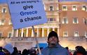Reuters: Οι Έλληνες ακτινοβολούν από υπερηφάνεια ενώ η χώρα παραπαίει στην κόψη
