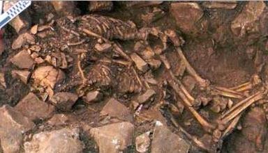 Συγκλονιστική ανασκαφή αρχαίου αγκαλιασμένου ζευγαριού στο Διρό! - Φωτογραφία 1