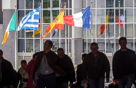 Bloomberg: Οι Ευρωπαίοι δεν διακινδυνεύουν μόνο χρήματα με τους Ελληνες - Ο ρόλος του ΝΑΤΟ, της Ρωσίας και της Μεσογείου... - Φωτογραφία 1