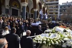 Συντετριμμένος ο Λάκης Λαζόπουλος στην κηδεία της μητέρας του [photos]