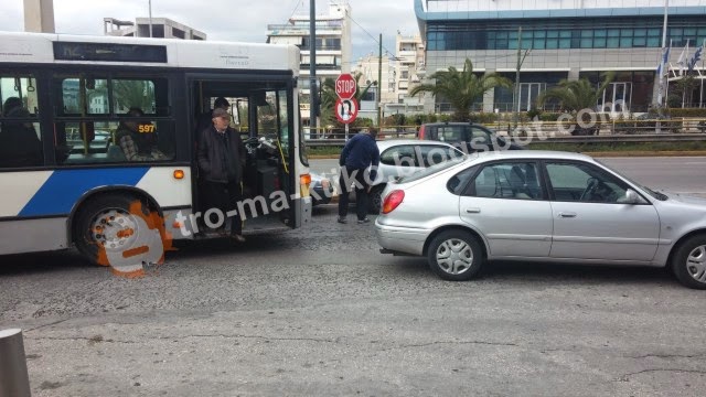 Δε πάμε καλά! Αυτό γίνεται στη Λεωφόρο Συγγρού όταν οδηγός παρατάει το αυτοκίνητό του... [photos] - Φωτογραφία 2