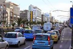 Δε πάμε καλά! Αυτό γίνεται στη Λεωφόρο Συγγρού όταν οδηγός παρατάει το αυτοκίνητό του... [photos]