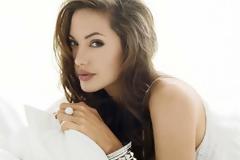 Kάποιος να τη βοηθήσει: Τα πόδια της Angelina είναι πιο λεπτά από των 5χρονων παιδιών της
