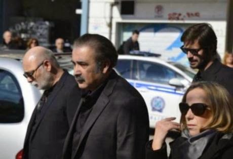 Συντετριμμένος ο Λάκης Λαζόπουλος στην κηδεία της μητέρας του - Φωτογραφία 1