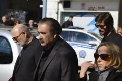Συντετριμμένος ο Λάκης Λαζόπουλος στην κηδεία της μητέρας του