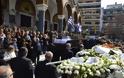 Συντετριμμένος ο Λάκης Λαζόπουλος στην κηδεία της μητέρας του - Φωτογραφία 2
