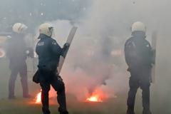 Από την κερκίδα και τον πετροπόλεμο ... στο κρατητήριο!