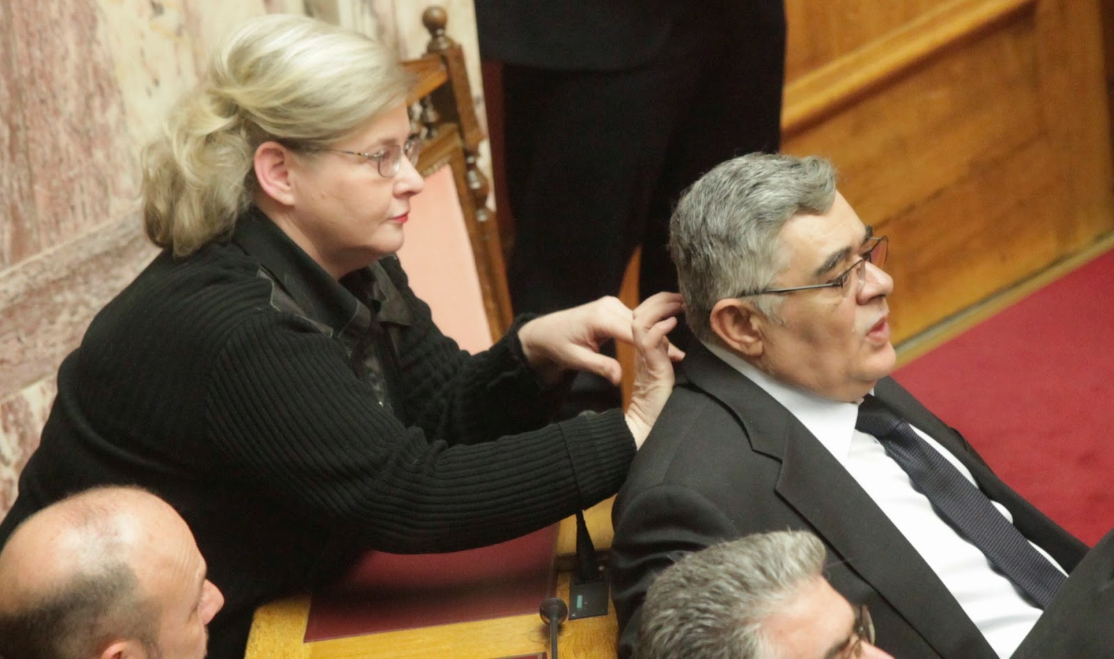 ΑΠΙΣΤΕΥΤΕΣ φωτογραφίες από τη Βουλή - Η Ζαρούλια έκανε μασάζ στον Μιχαλολιάκο - Φωτογραφία 2