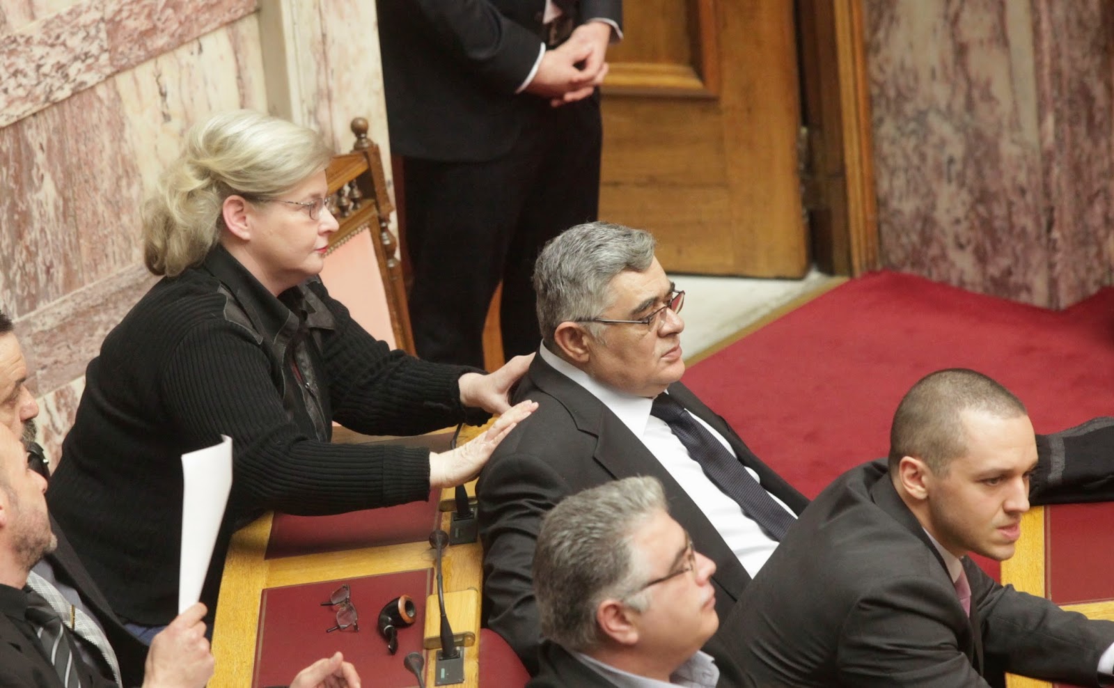 ΑΠΙΣΤΕΥΤΕΣ φωτογραφίες από τη Βουλή - Η Ζαρούλια έκανε μασάζ στον Μιχαλολιάκο - Φωτογραφία 3
