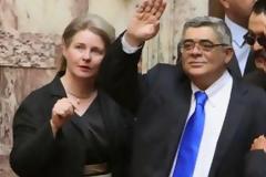 ΑΠΙΣΤΕΥΤΕΣ φωτογραφίες από τη Βουλή - Η Ζαρούλια έκανε μασάζ στον Μιχαλολιάκο