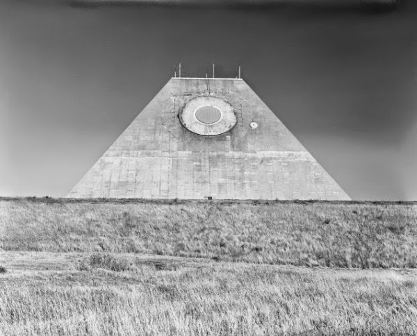Τεράστια πυραμίδα στη μέση του πουθενά κατασκεύασε ο Αμερικανικός στρατός (Εικόνες) - Φωτογραφία 1