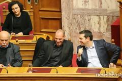 Ο Τσίπρας σκούντηξε τον Βαρουφάκη: Έλα, ήρθε η σειρά σου