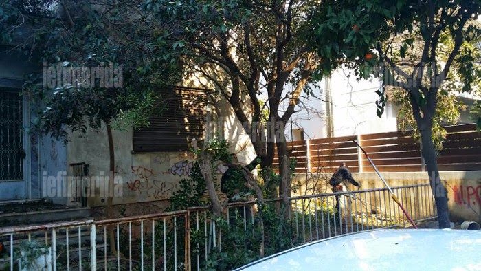Χαμός έξω από το σπίτι του Προκόπη Παυλόπουλου... [photos] - Φωτογραφία 2