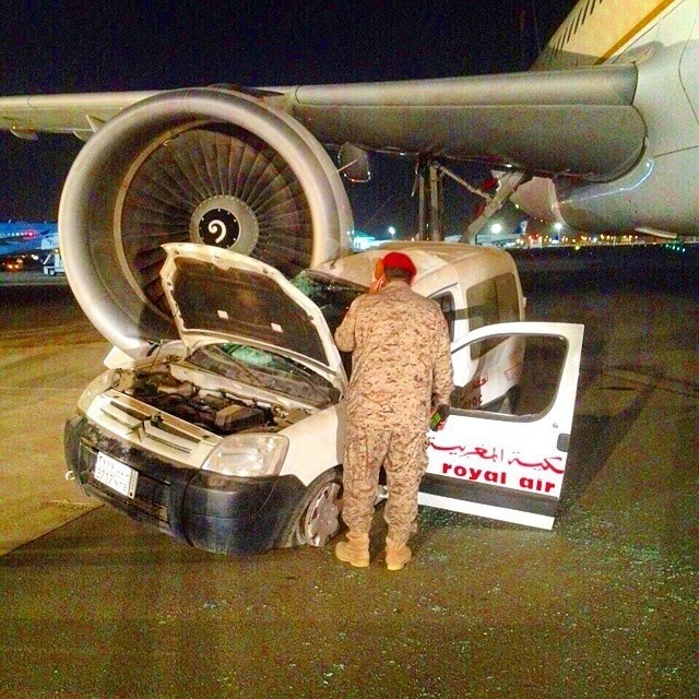 Σύγκρουση αεροπλάνου με... Ι.Χ. στο αεροδρόμιο της Τζέντα!  [photos] - Φωτογραφία 3