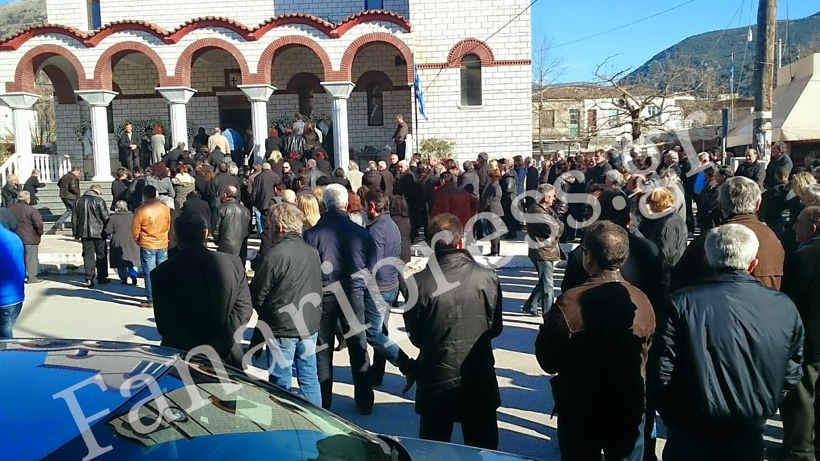 Οι κάτοικοι του Καναλακίου αποχαιρέτησαν την άτυχη 46χρονη που σκοτώθηκε από το απορριμματοφόρο - Φωτογραφία 2