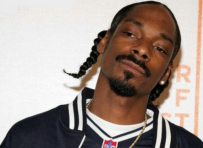 Snoop Dogg: Ποζάρει με δύο σακούλες χασίς στα χέρια- Χαμός στο διαδίκτυο - Φωτογραφία 1