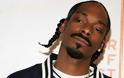 Snoop Dogg: Ποζάρει με δύο σακούλες χασίς στα χέρια- Χαμός στο διαδίκτυο
