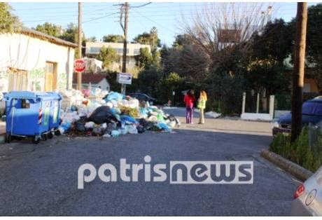 Ηλεία: Έντονες διαμαρτυρίες για τα σκουπίδια δίπλα από το σχολείο - Φωτογραφία 1