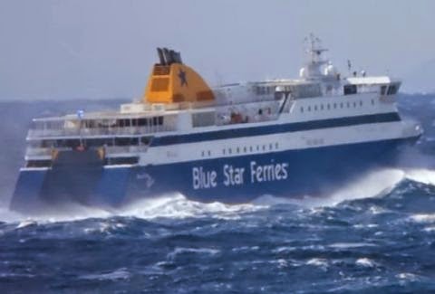 Kόβει την Ανάσα - Blue Star Paros: Το “καταπίνουν” τα κύματα στο στενό Μυκόνου-Τήνου [video] - Φωτογραφία 1