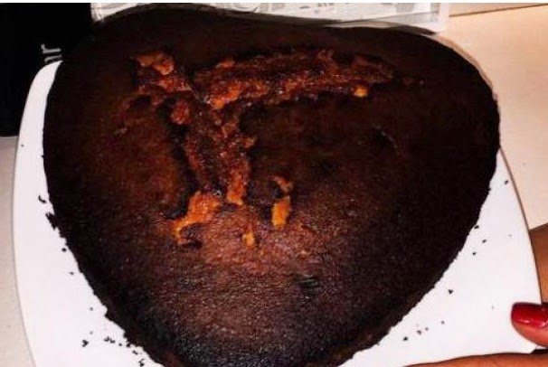 Ποια τραγουδίστρια έκαψε το... κέικ της και δήλωσε αχαΐρευτη; - Φωτογραφία 1