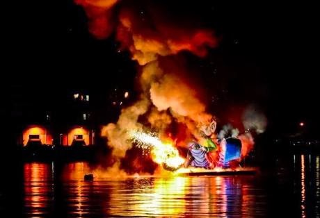Έπεσε η αυλαία για το Πατρινό Καρναβάλι 2015 - Στην πυρά ο βασιλιάς Καρνάβαλος - Φωτογραφία 1