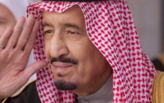 Ο νέος Σαουδάραβας βασιλιάς μοίρασε... λεφτά στους πιστούς στην τελετή στέψης του! - Φωτογραφία 1