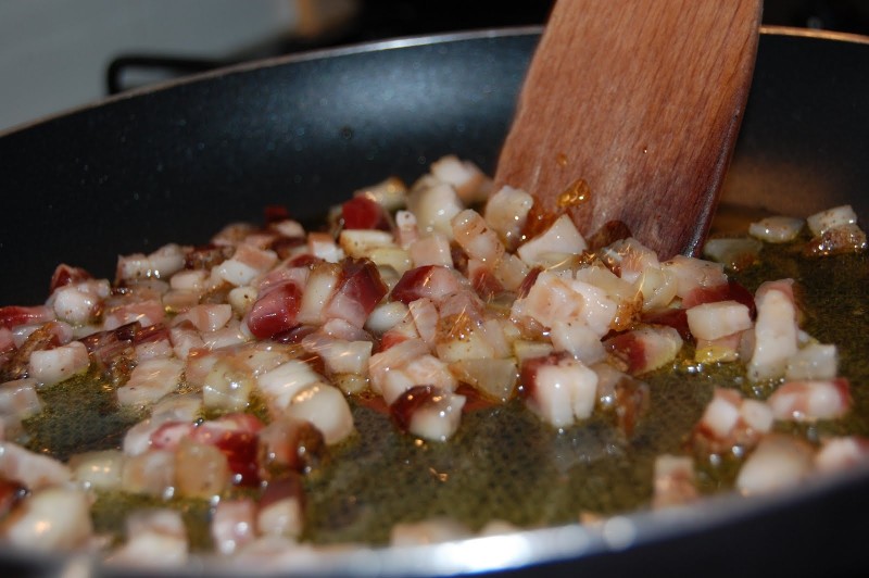 Η μακαρονάδα all’ Amatriciana θέλει μόνο bucatini! - Φωτογραφία 5