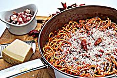 Η μακαρονάδα all’ Amatriciana θέλει μόνο bucatini!