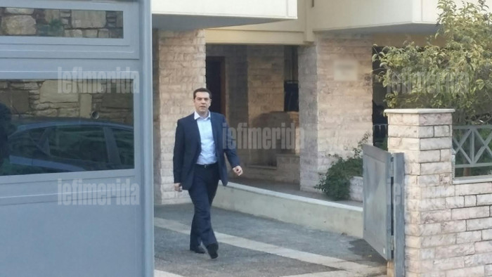 Γείτονες του Τσίπρα περιγράφουν: Αυτές είναι οι καθημερινές συνήθειες του Πρωθυπουργού και της γυναίκας του που δεν έχουν κόψει! [photos] - Φωτογραφία 2