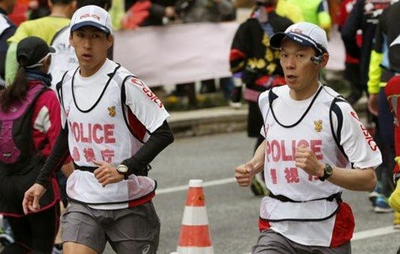 Έτρεξαν και οι...αστυνομικοί στον Μαραθώνιο! - Φωτογραφία 1