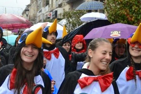 Οι καρναβαλιστές αγνόησαν τη βροχή και έκαναν την παρέλαση του 3ου Καλαματιανού Καρναβαλιού! [video] - Φωτογραφία 1