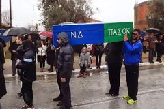 Κηδέψανε ΠΑΣΟΚ και ΝΔ στον Πολύσιτο – Σάτιρα και χιούμορ στην Μουτζουροδευτέρα!