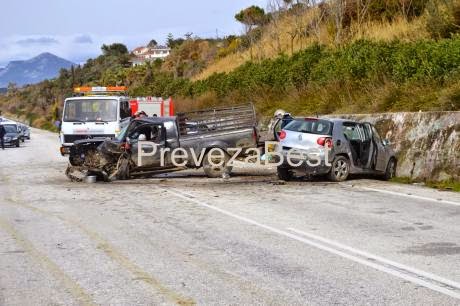 Σφοδρή σύγκρουση τριών οχημάτων με πέντε τραυματίες - Φωτογραφία 1