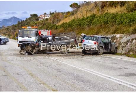 Σφοδρή σύγκρουση τριών οχημάτων με πέντε τραυματίες - Φωτογραφία 3