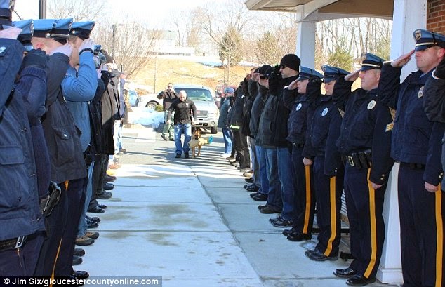 Ράγισαν καρδιές! Αστυνομικοί αποδίδουν τιμές στον τετράποδο σύντροφο τους, λίγο πριν την τελευταία του αποστολή - Φωτογραφία 2