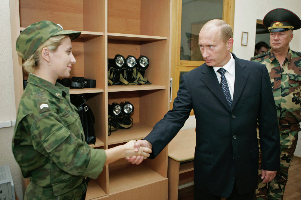 Lipstick και Καλάσνικοφ… Οι γυναίκες στην υπηρεσία των ρωσικών Ενόπλων Δυνάμεων… [photos] - Φωτογραφία 6