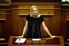 Το σκίσιμο στη φούστα και η αποκάλυψη της Ραχήλ Μακρή... [photos]