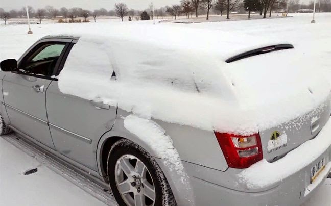 Πώς να ρίξετε το χιόνι από το αυτοκίνητο με... ένα τραγούδι [video] - Φωτογραφία 1