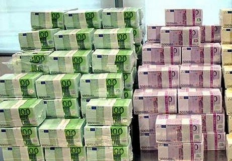 Έφυγαν 12 δισ. ευρώ από τις ελληνικές τράπεζες - Η απάντηση του Βαρουφάκη... - Φωτογραφία 1
