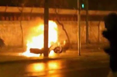 ΣΥΓΚΛΟΝΙΣΤΙΚΟ ΒΙΝΤΕΟ: Βόμβα μολότοφ ισοπεδώνει μηχανή αστυνομικού στα Εξάρχεια! [video] - Φωτογραφία 1