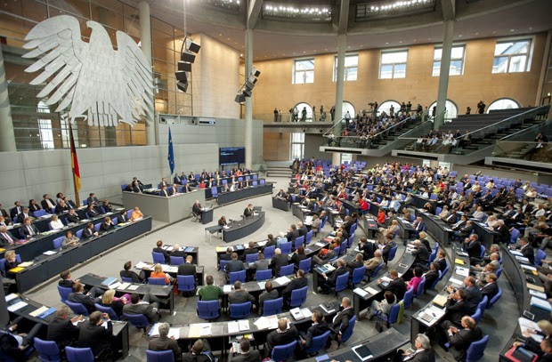 Πλάκα κάνεις! Δείτε τι έκαναν Γερμανίδες την ώρα που η Bundestag αποφάσιζε για την Ελλάδα... - Φωτογραφία 1