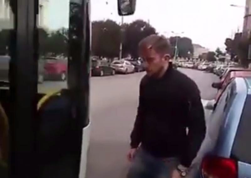 Τον κούφανε τελείως! Φάρσα σε οδηγό λεωφορείου στη Θεσσαλονίκη... [video] - Φωτογραφία 1