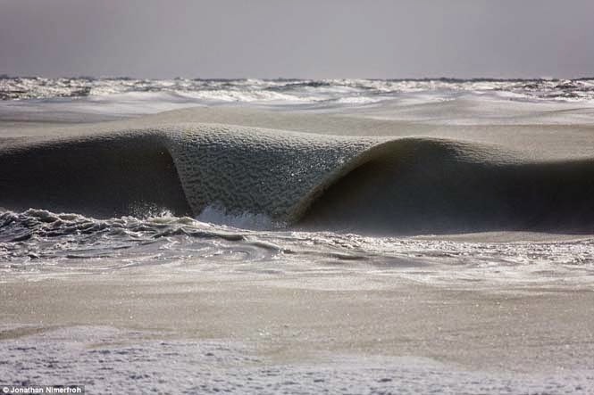 Πρωτοφανές φαινόμενο: Τα κύματα πάγωσαν καθώς έσκαγαν στην ακτή [photos] - Φωτογραφία 1