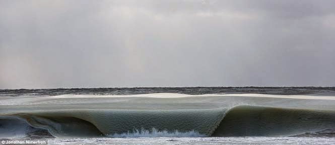 Πρωτοφανές φαινόμενο: Τα κύματα πάγωσαν καθώς έσκαγαν στην ακτή [photos] - Φωτογραφία 2