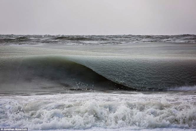 Πρωτοφανές φαινόμενο: Τα κύματα πάγωσαν καθώς έσκαγαν στην ακτή [photos] - Φωτογραφία 3