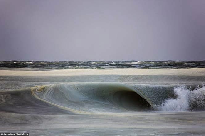 Πρωτοφανές φαινόμενο: Τα κύματα πάγωσαν καθώς έσκαγαν στην ακτή [photos] - Φωτογραφία 4