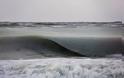 Πρωτοφανές φαινόμενο: Τα κύματα πάγωσαν καθώς έσκαγαν στην ακτή [photos] - Φωτογραφία 3